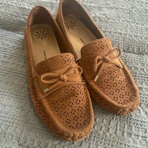 Isaac Mizrahi Tan loafers with Perforated Design